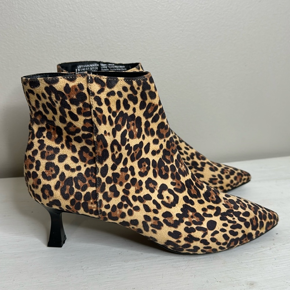 Kenneth Cole Womens Bexx Faux Leather Ankle booties size 9.5 cheetah print